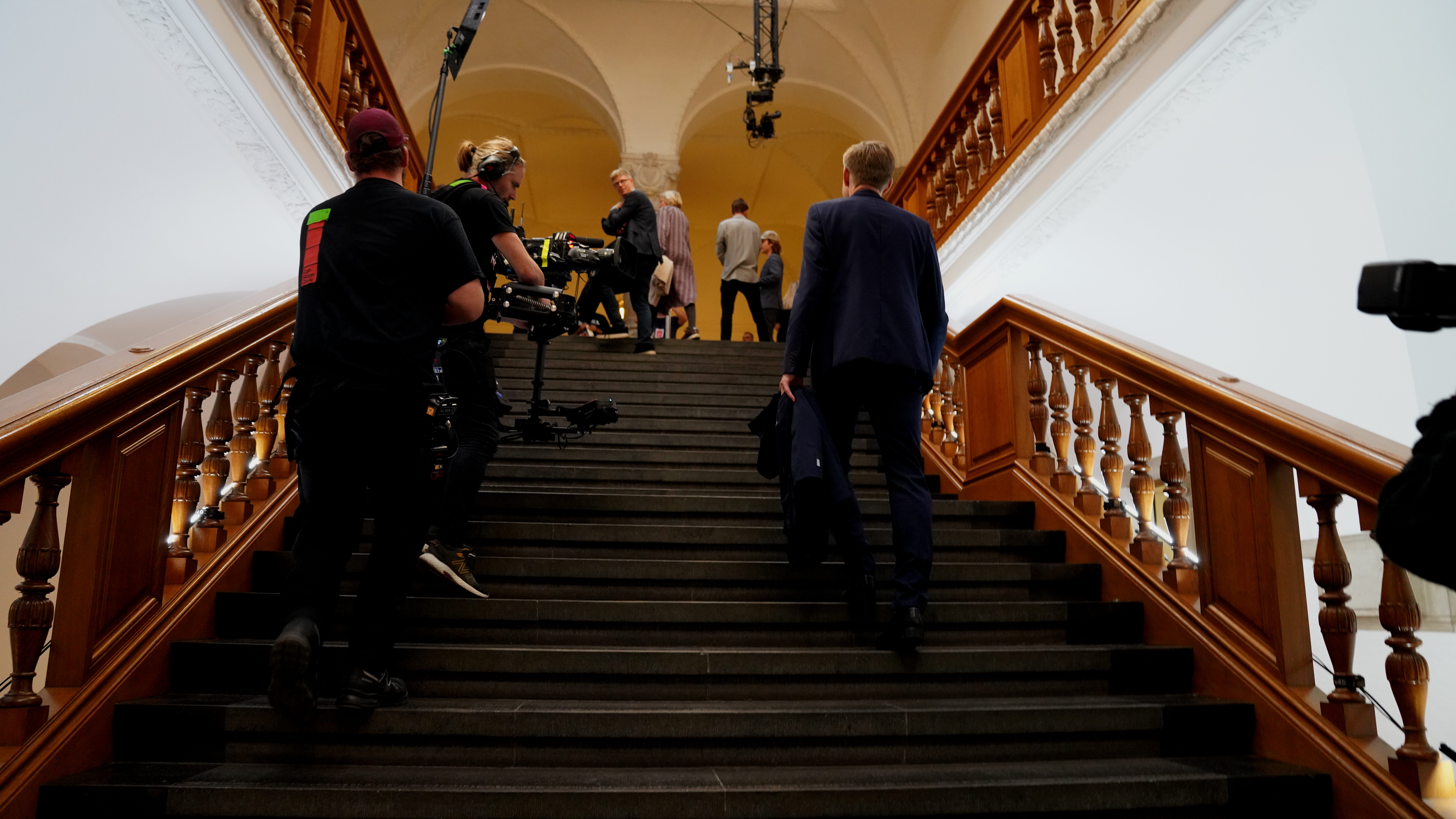 Politikerne får højere løn, men siger farvel til livslang pension