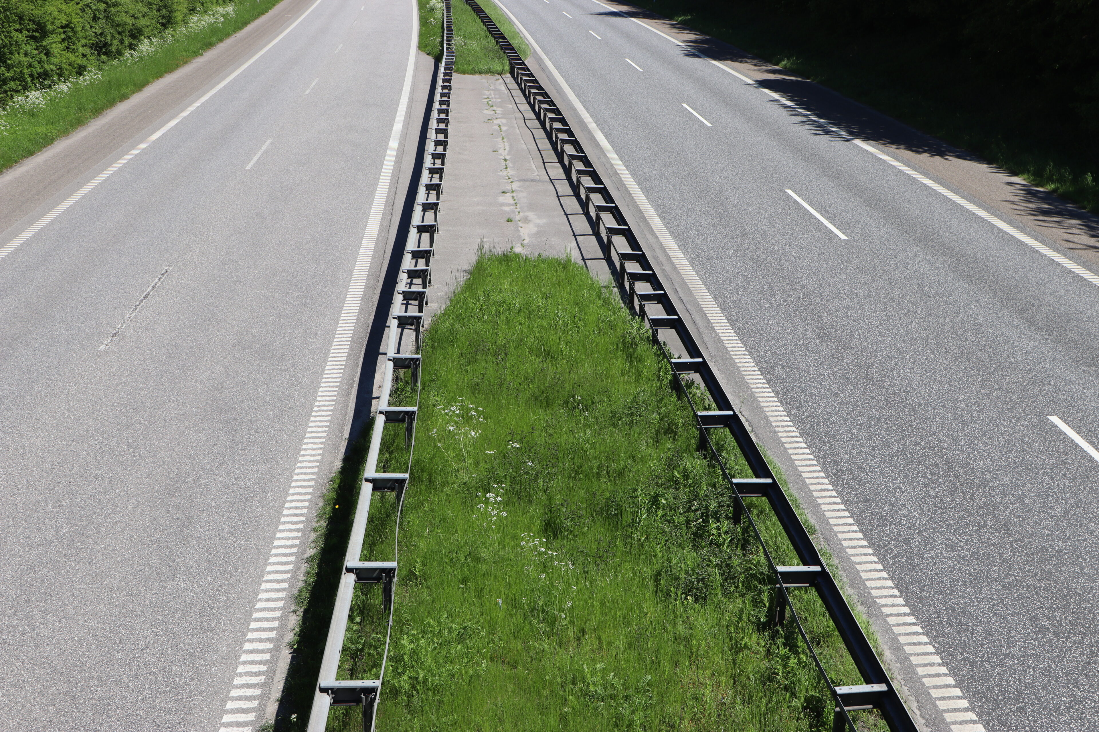 Personbil i grøften efter færdselsuheld på Sønderjyske Motorvej